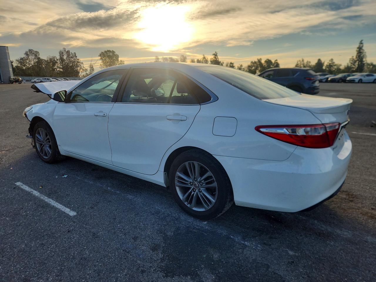 2015 TOYOTA CAMRY SE photo 2