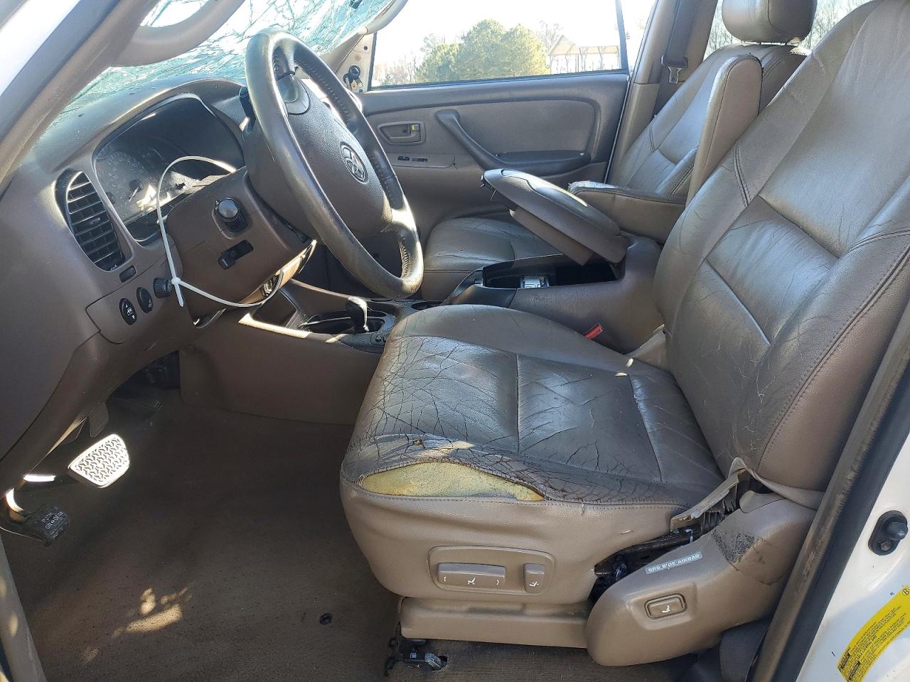 2004 TOYOTA SEQUOIA SR5 photo 13