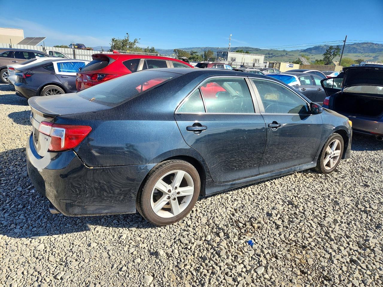 2014 TOYOTA CAMRY SE photo 3