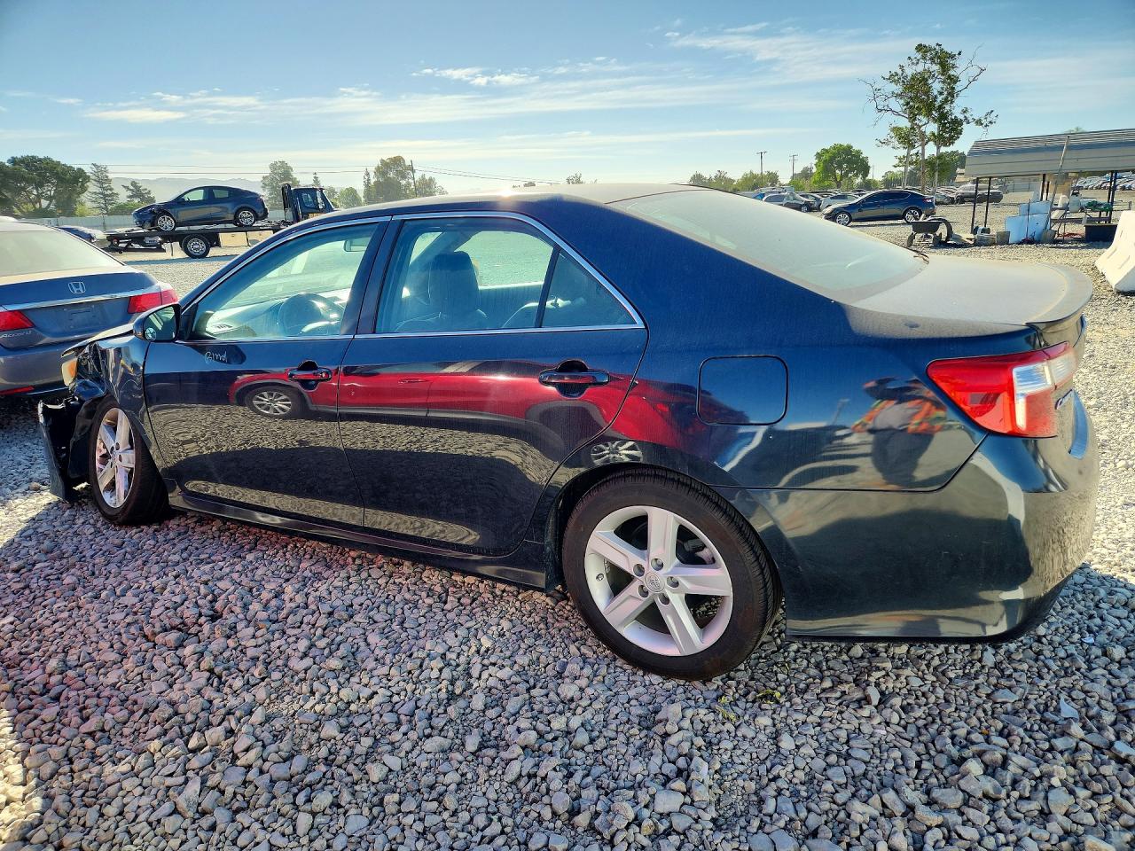 2014 TOYOTA CAMRY SE photo 2