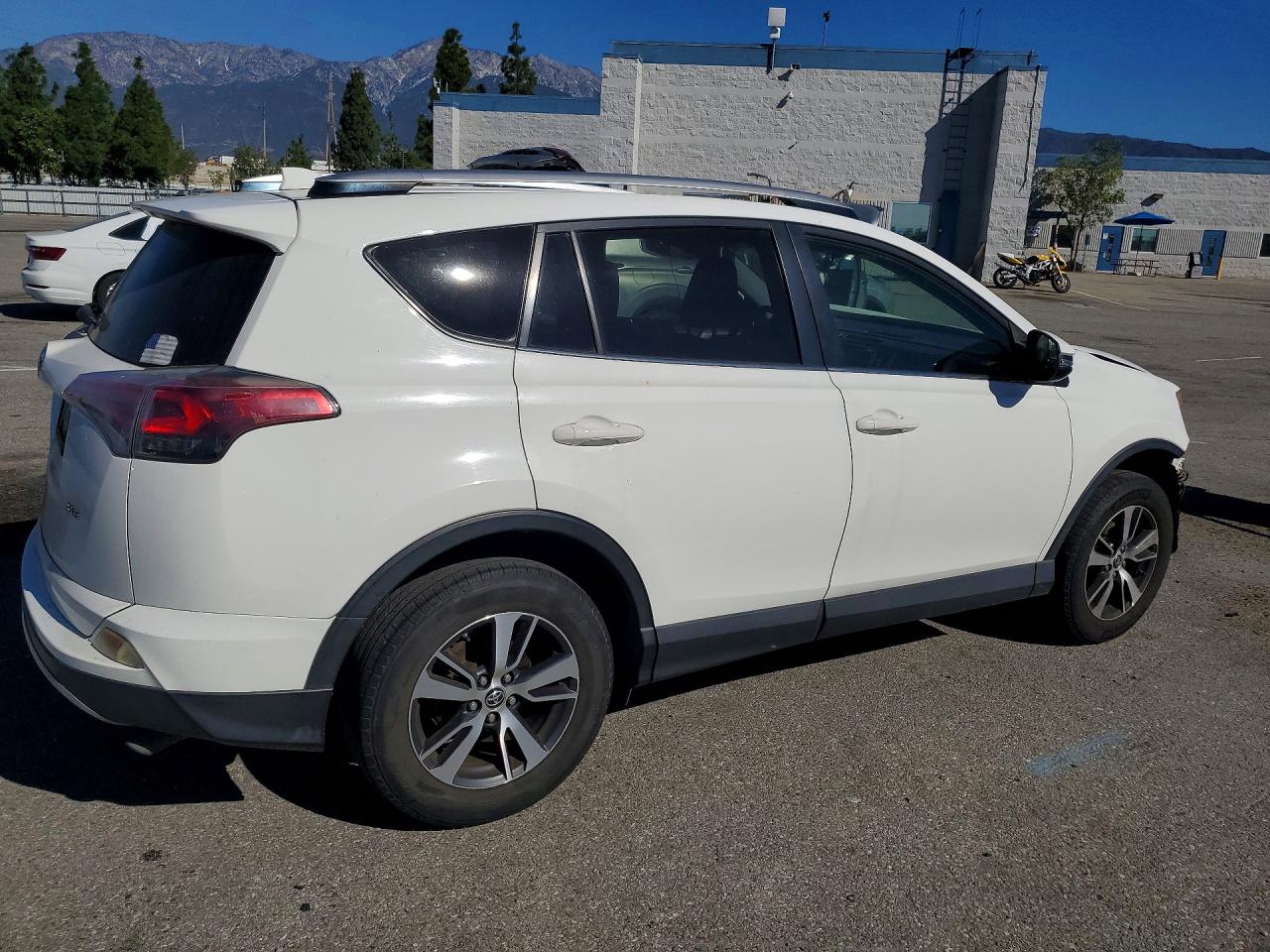 2016 TOYOTA RAV4 XLE photo 5