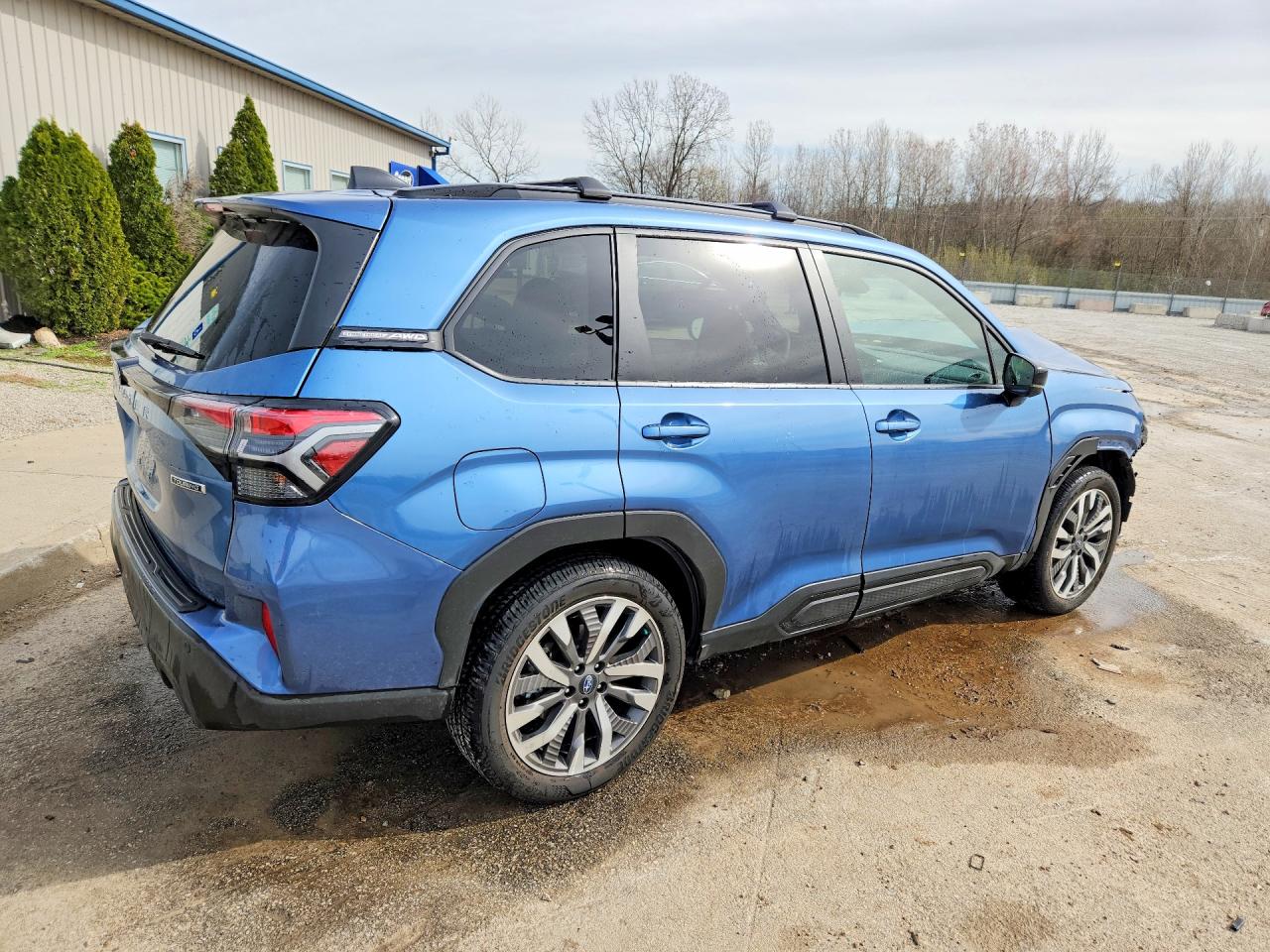2025 SUBARU FORESTER TOURING photo 3