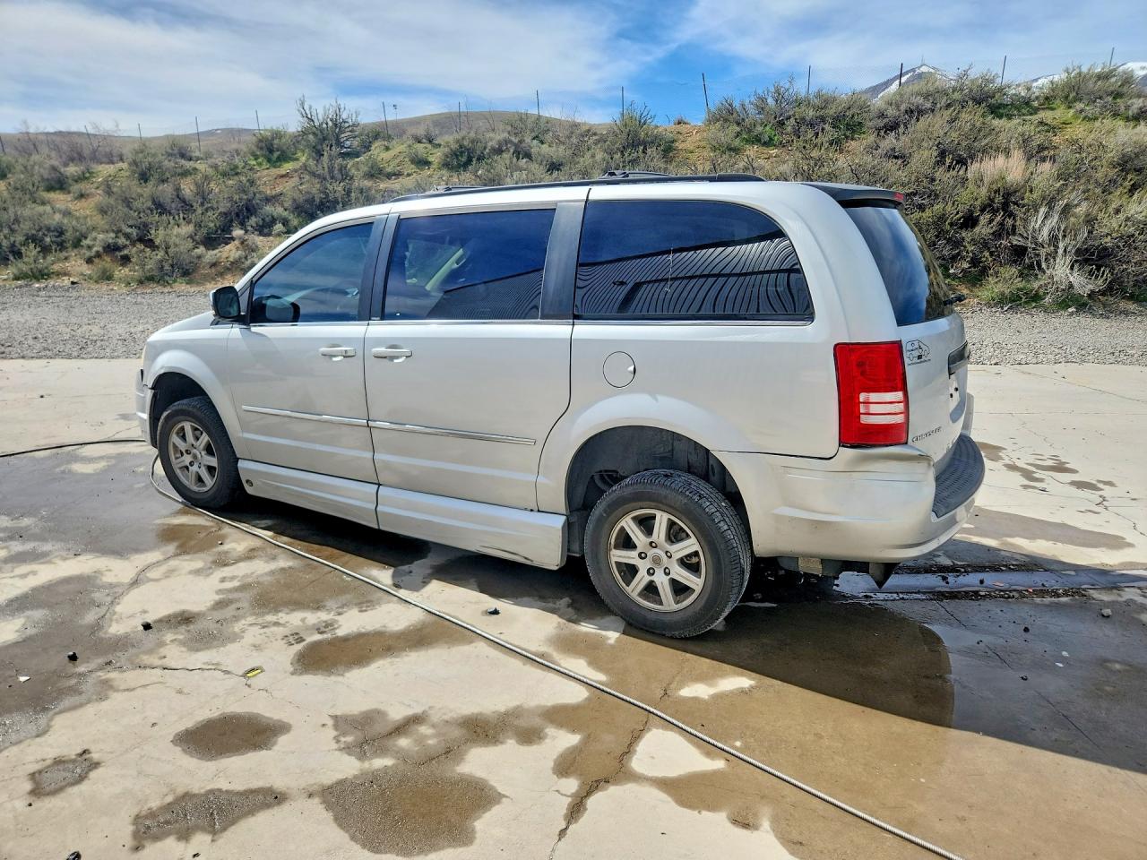 2010 CHRYSLER TOWN & COUNTRY TOURING photo 2