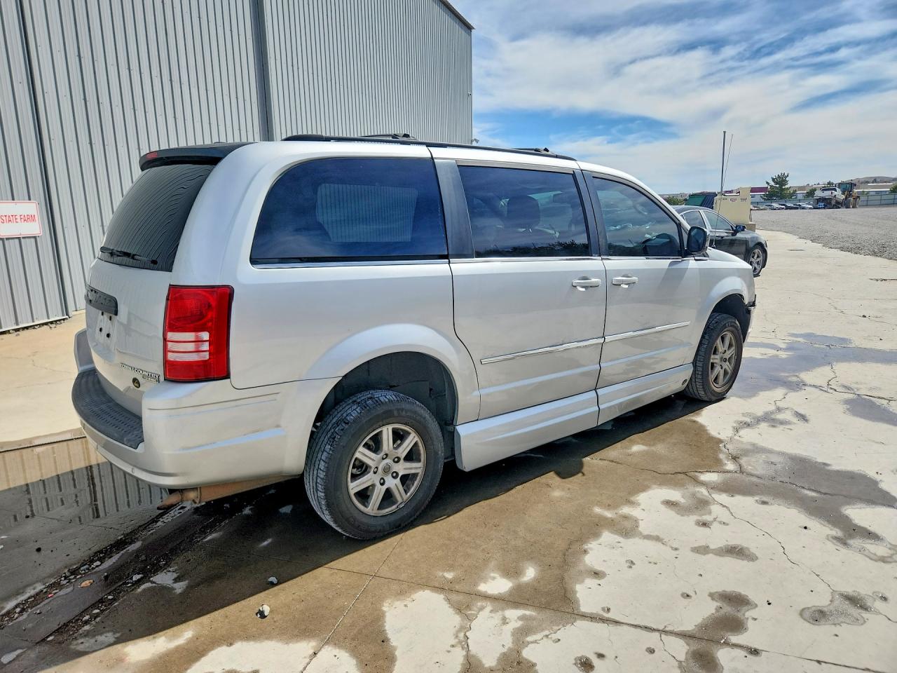 2010 CHRYSLER TOWN & COUNTRY TOURING photo 3
