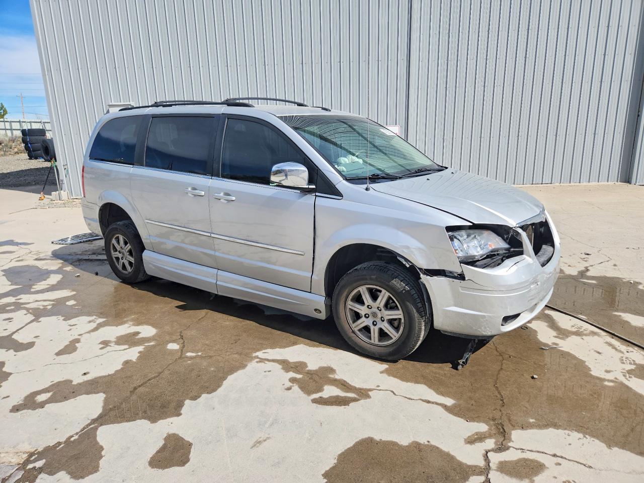 2010 CHRYSLER TOWN & COUNTRY TOURING photo 4