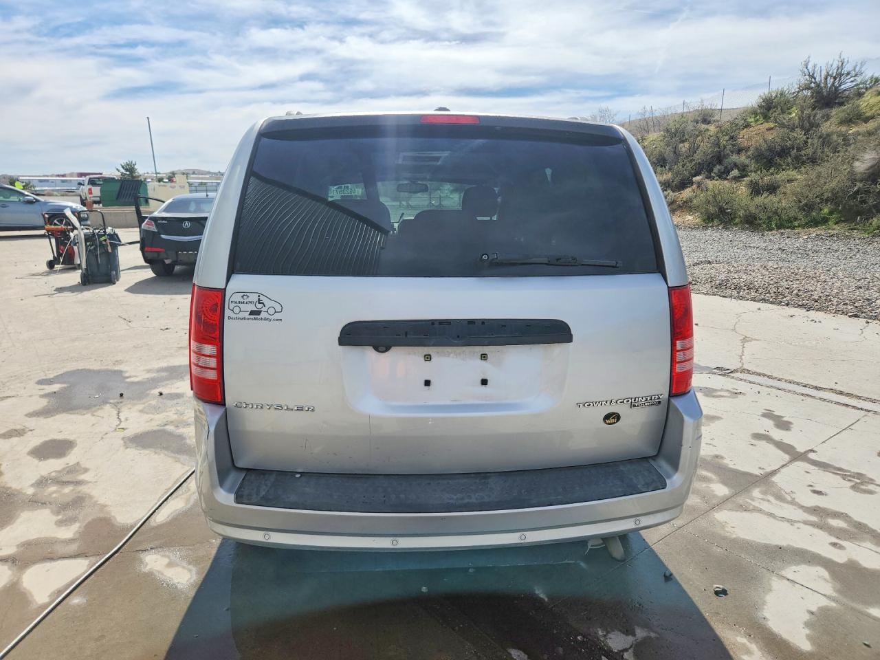 2010 CHRYSLER TOWN & COUNTRY TOURING photo 6
