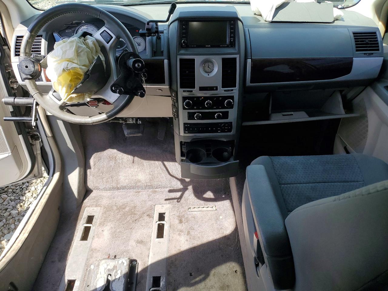 2010 CHRYSLER TOWN & COUNTRY TOURING photo 8