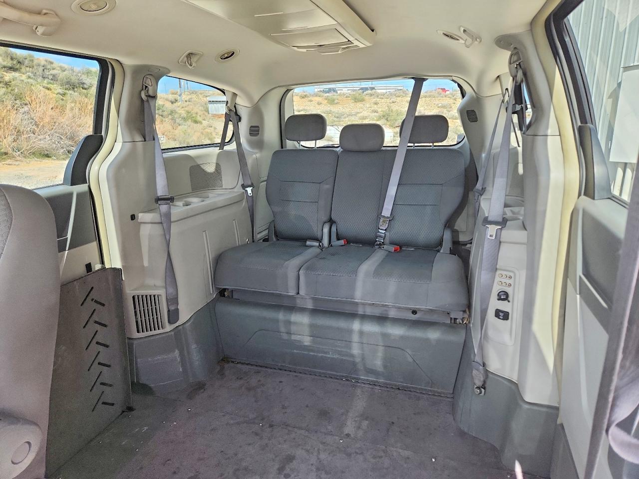 2010 CHRYSLER TOWN & COUNTRY TOURING photo 10