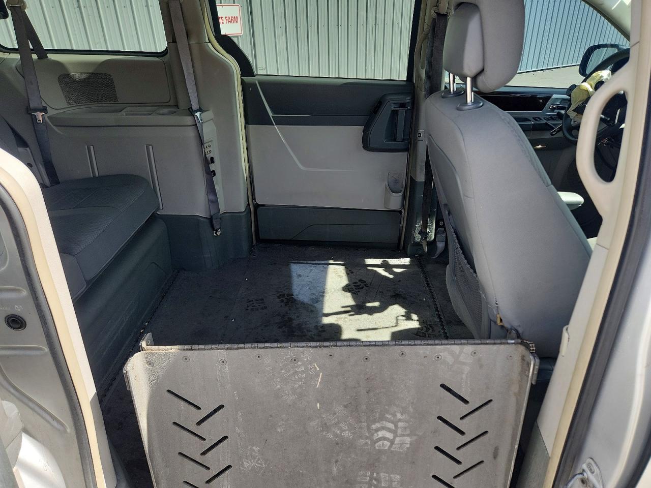 2010 CHRYSLER TOWN & COUNTRY TOURING photo 11