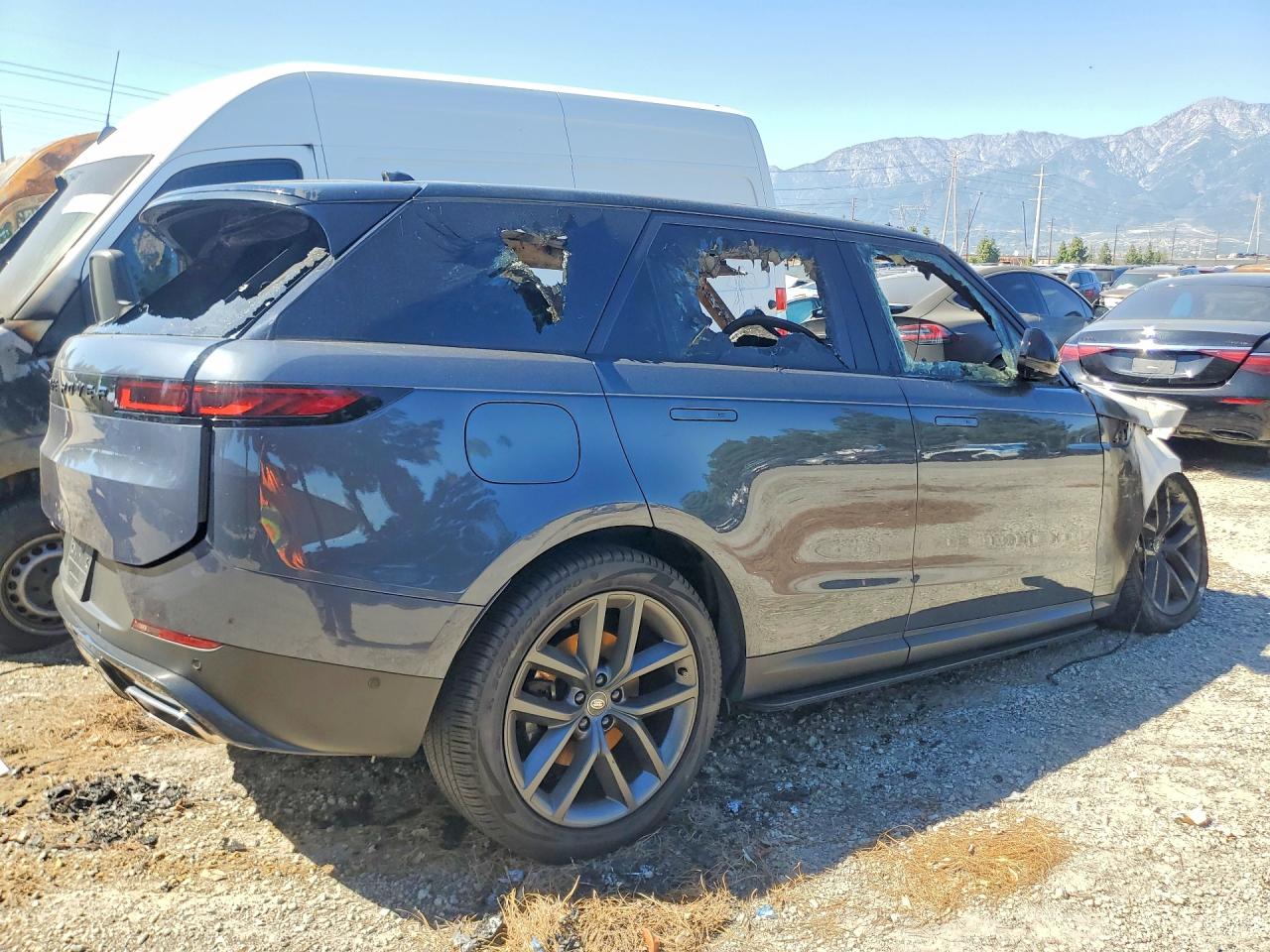 2024 LAND ROVER RANGE ROVER SPORT SE photo 5