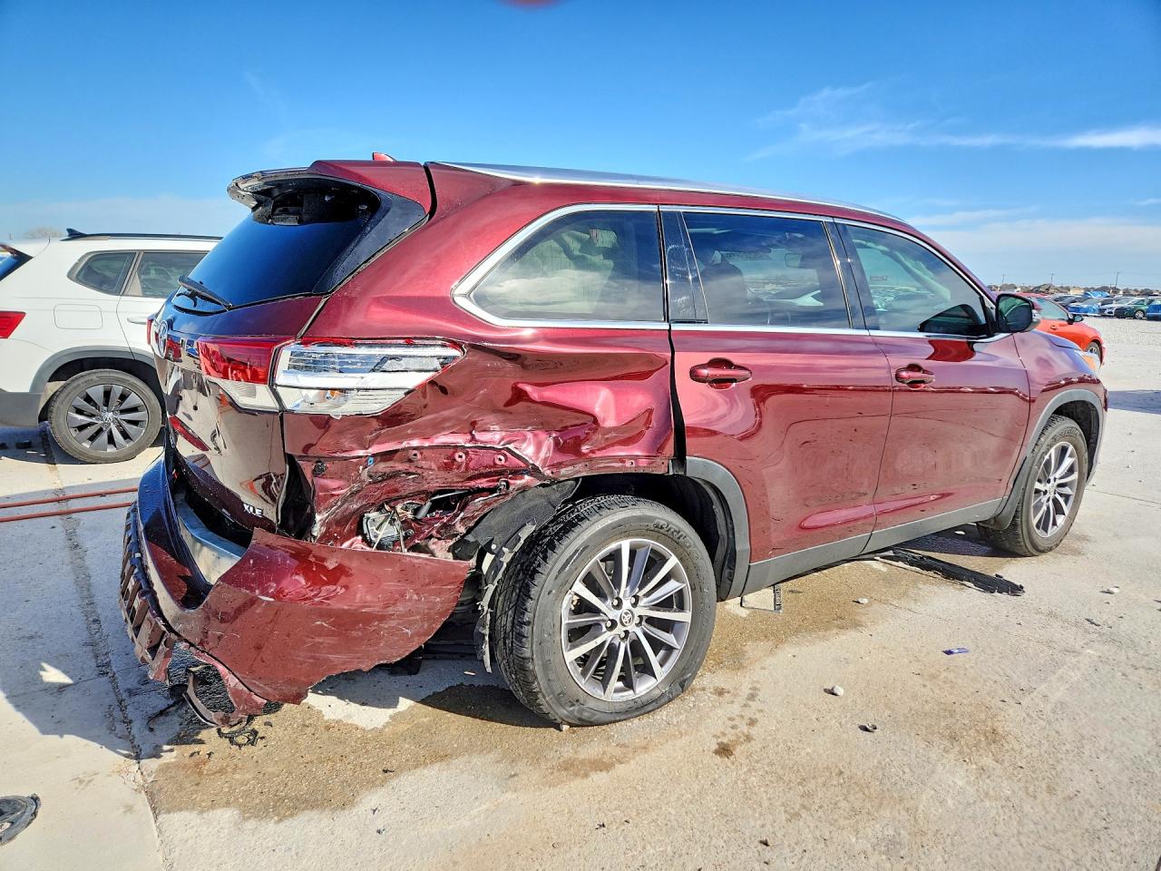 2019 TOYOTA HIGHLANDER XLE photo 3