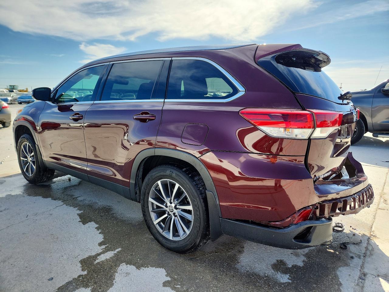 2019 TOYOTA HIGHLANDER XLE photo 2