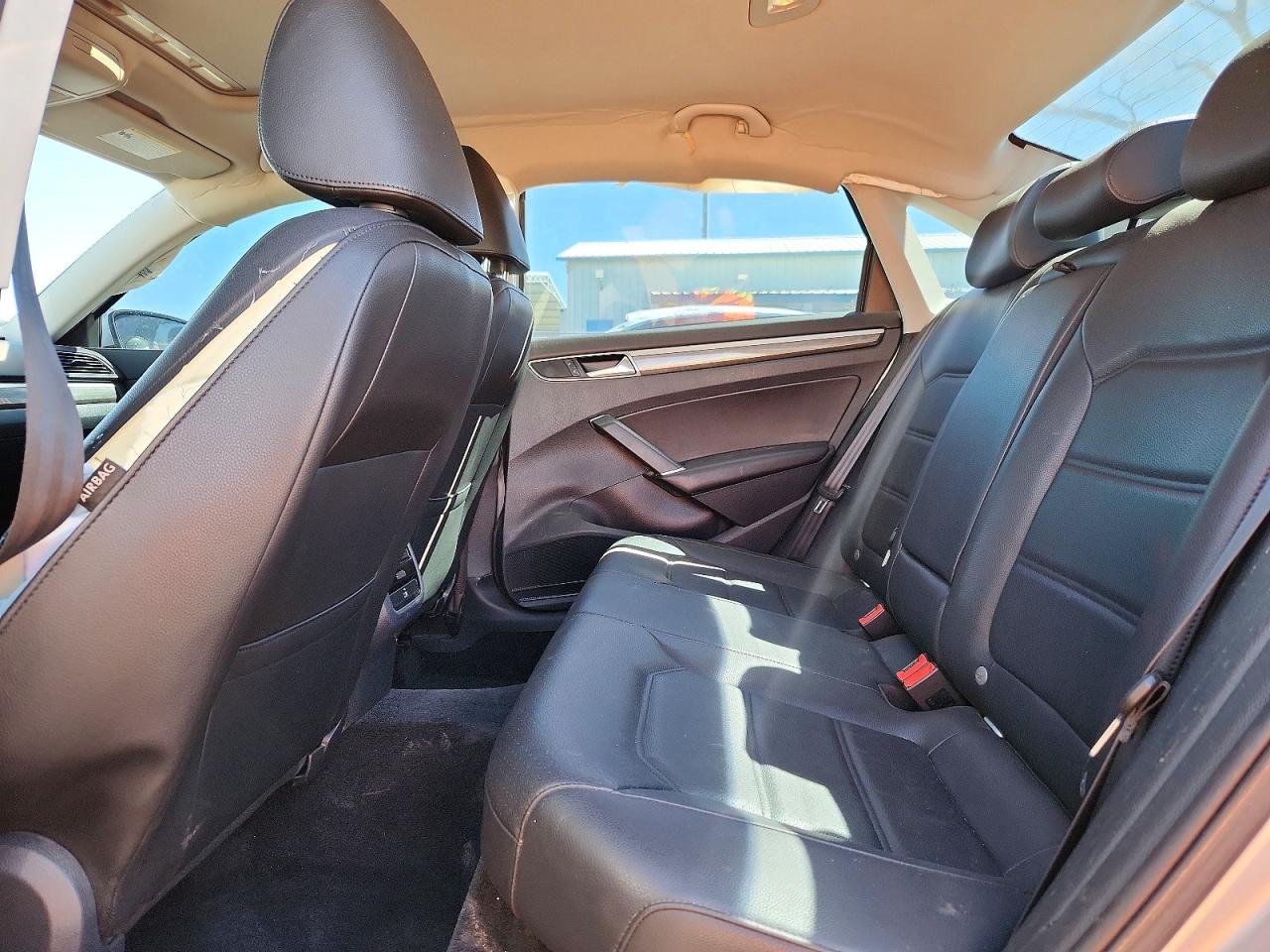 2017 VOLKSWAGEN PASSAT SE photo 10
