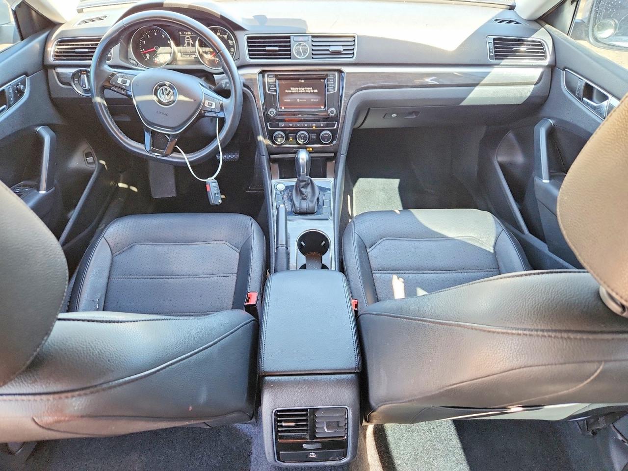 2017 VOLKSWAGEN PASSAT SE photo 8