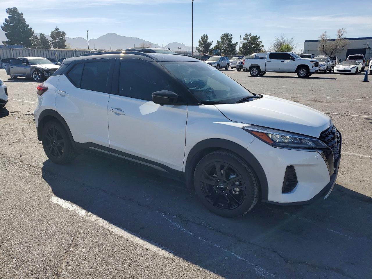 2023 NISSAN KICKS SR photo 10