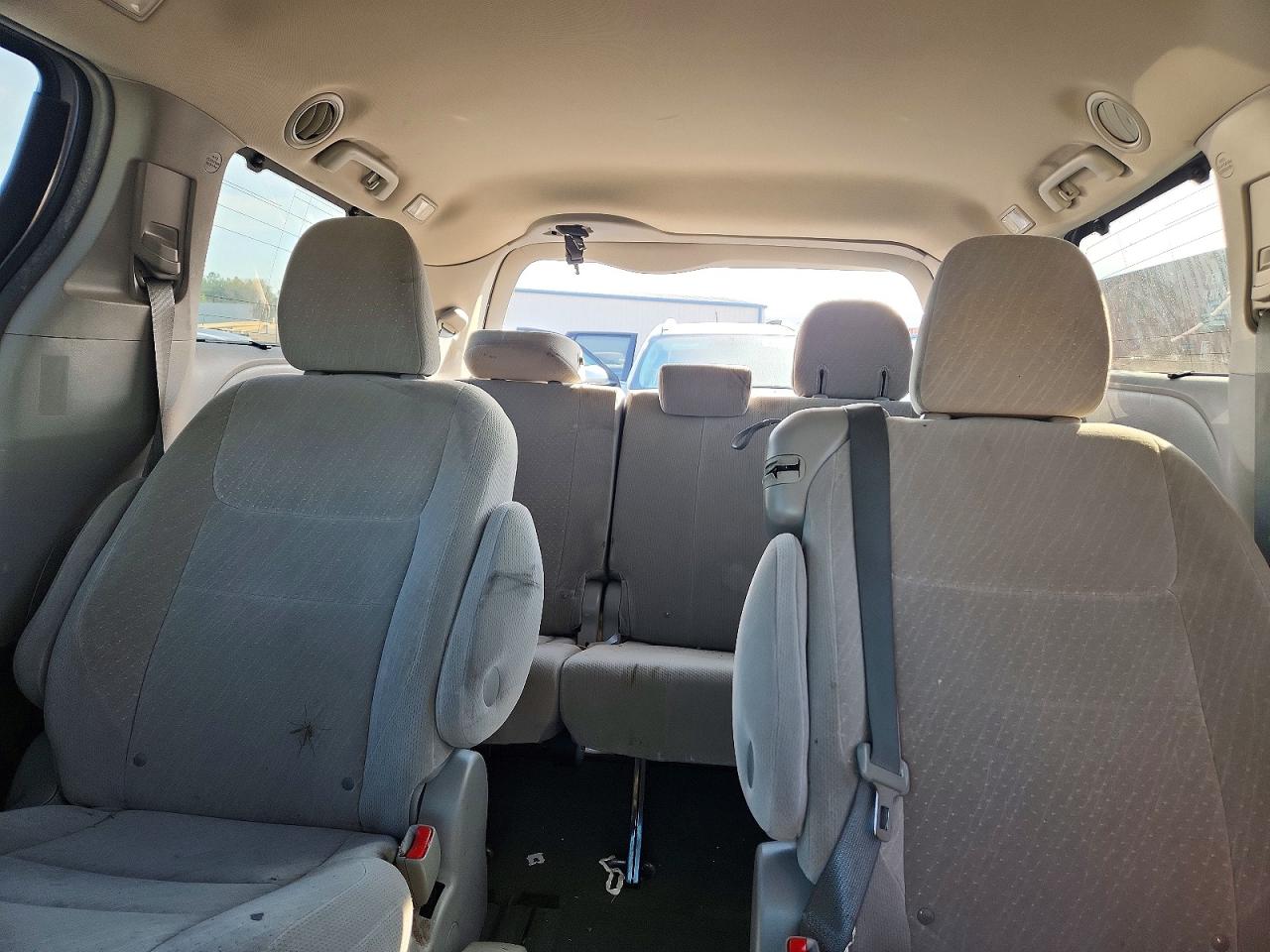 2017 TOYOTA SIENNA LE 8-PASSENGER photo 19