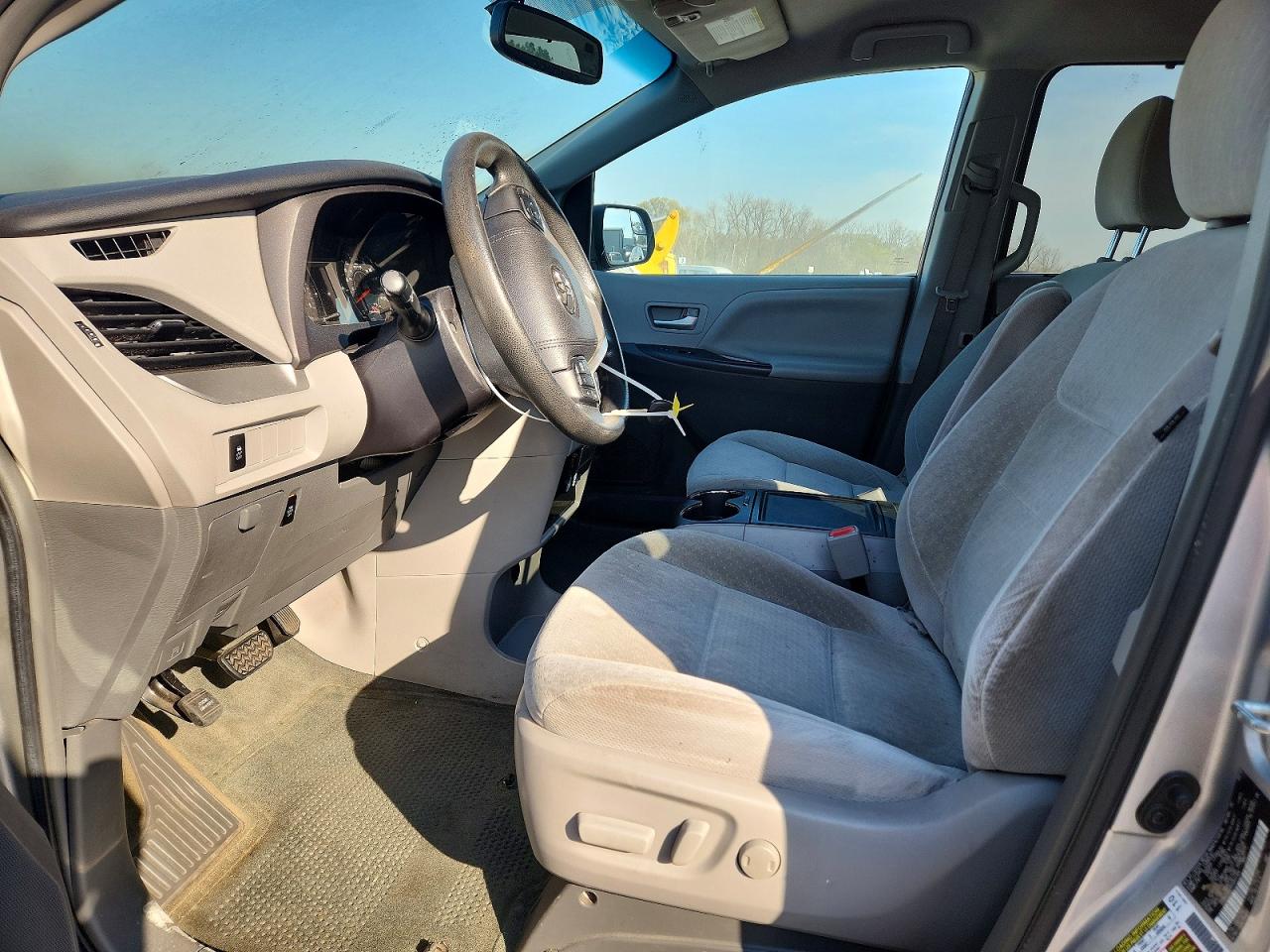 2017 TOYOTA SIENNA LE 8-PASSENGER photo 13