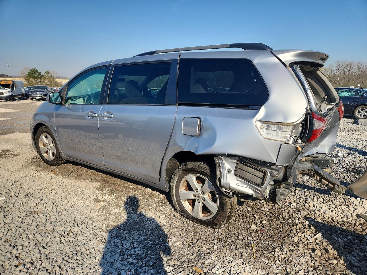2017 TOYOTA SIENNA LE 8-PASSENGER photo 3