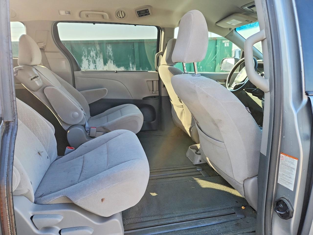 2017 TOYOTA SIENNA LE 8-PASSENGER photo 21