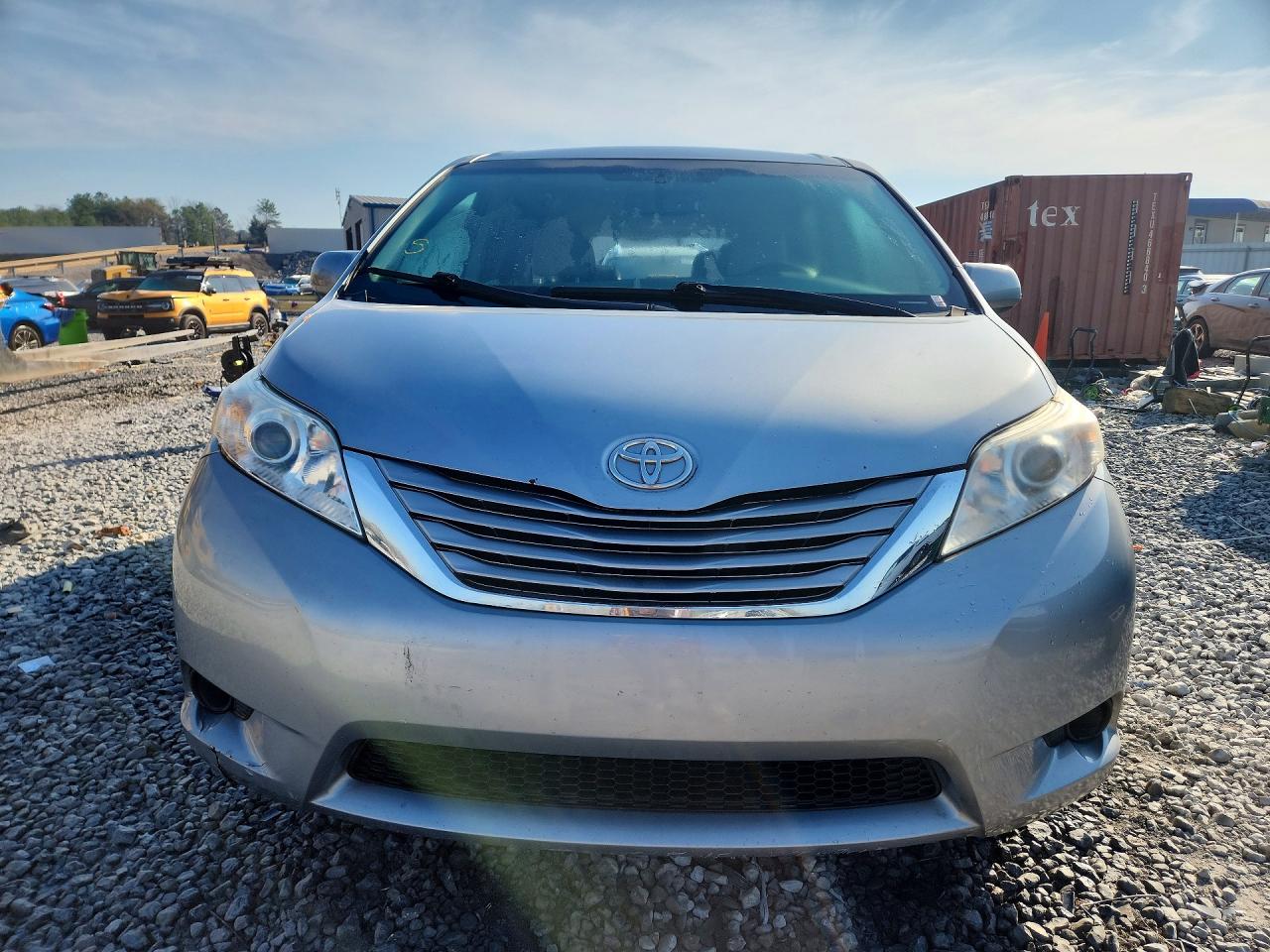 2017 TOYOTA SIENNA LE 8-PASSENGER photo 9