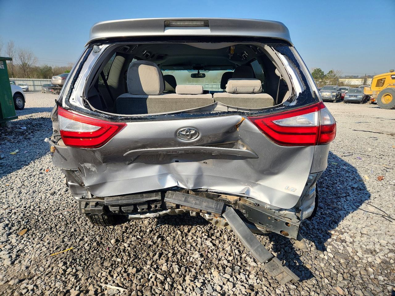2017 TOYOTA SIENNA LE 8-PASSENGER photo 11