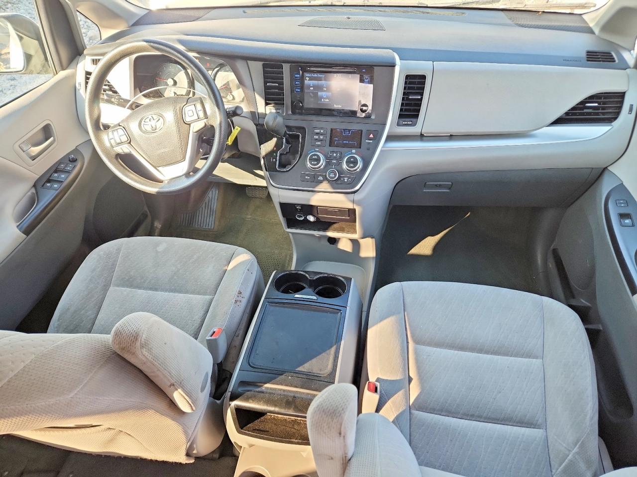 2017 TOYOTA SIENNA LE 8-PASSENGER photo 15