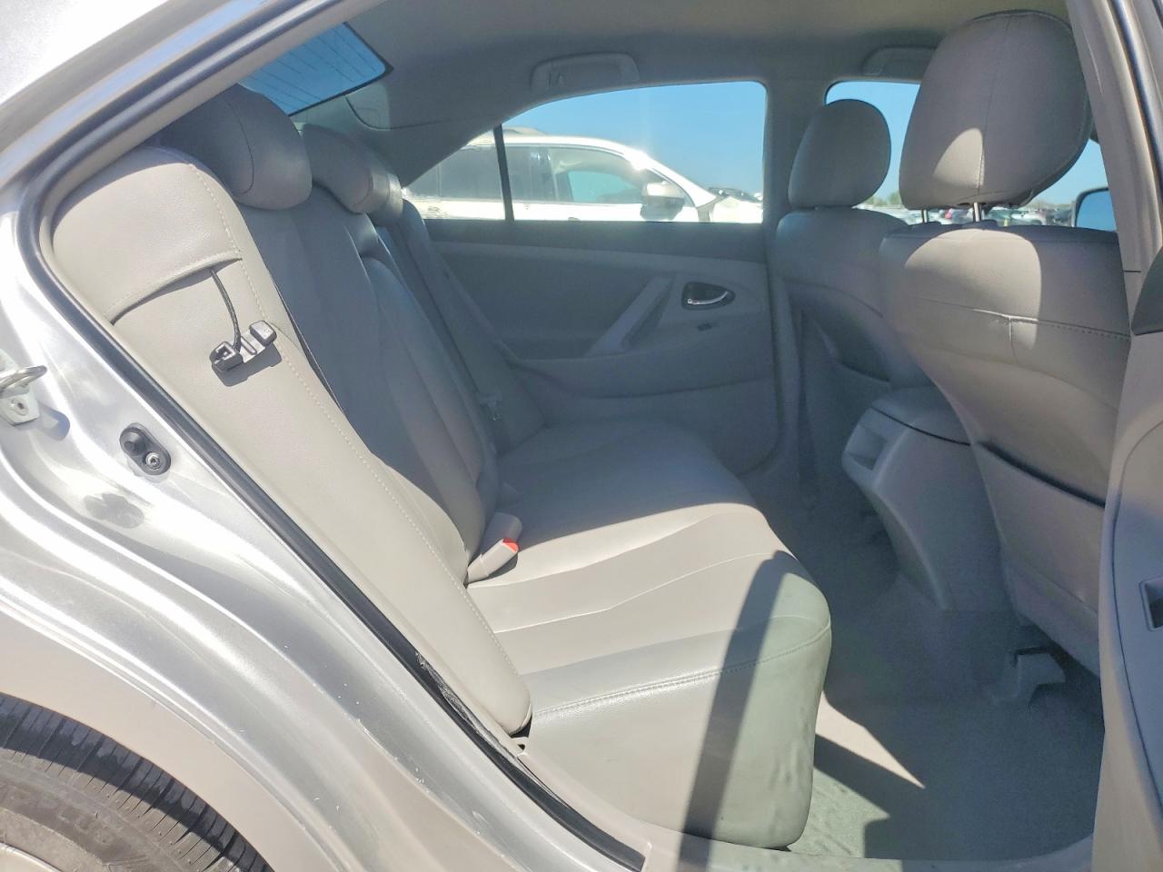 2011 TOYOTA CAMRY LE photo 10