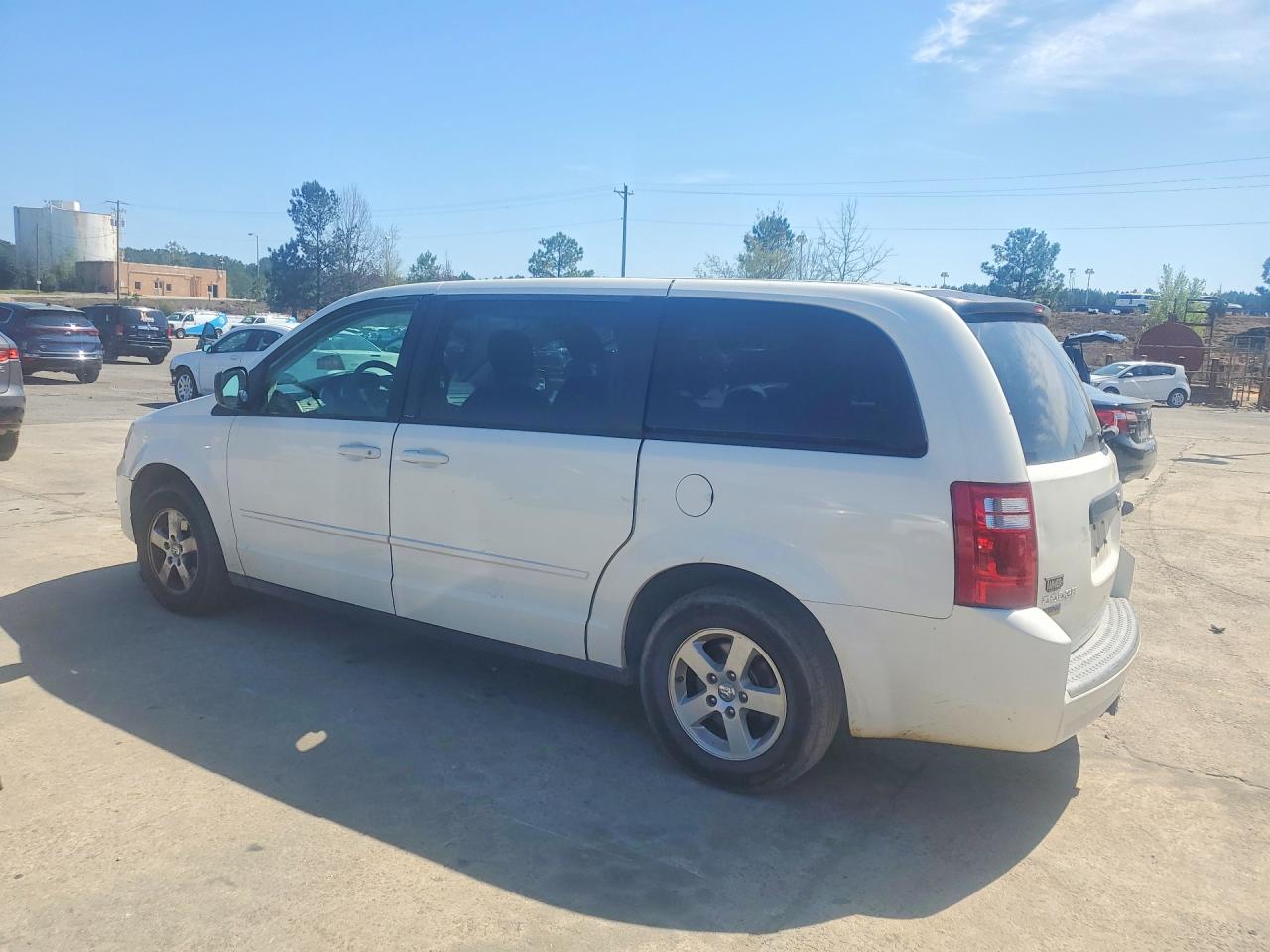 2010 DODGE GRAND CARAVAN SE photo 2