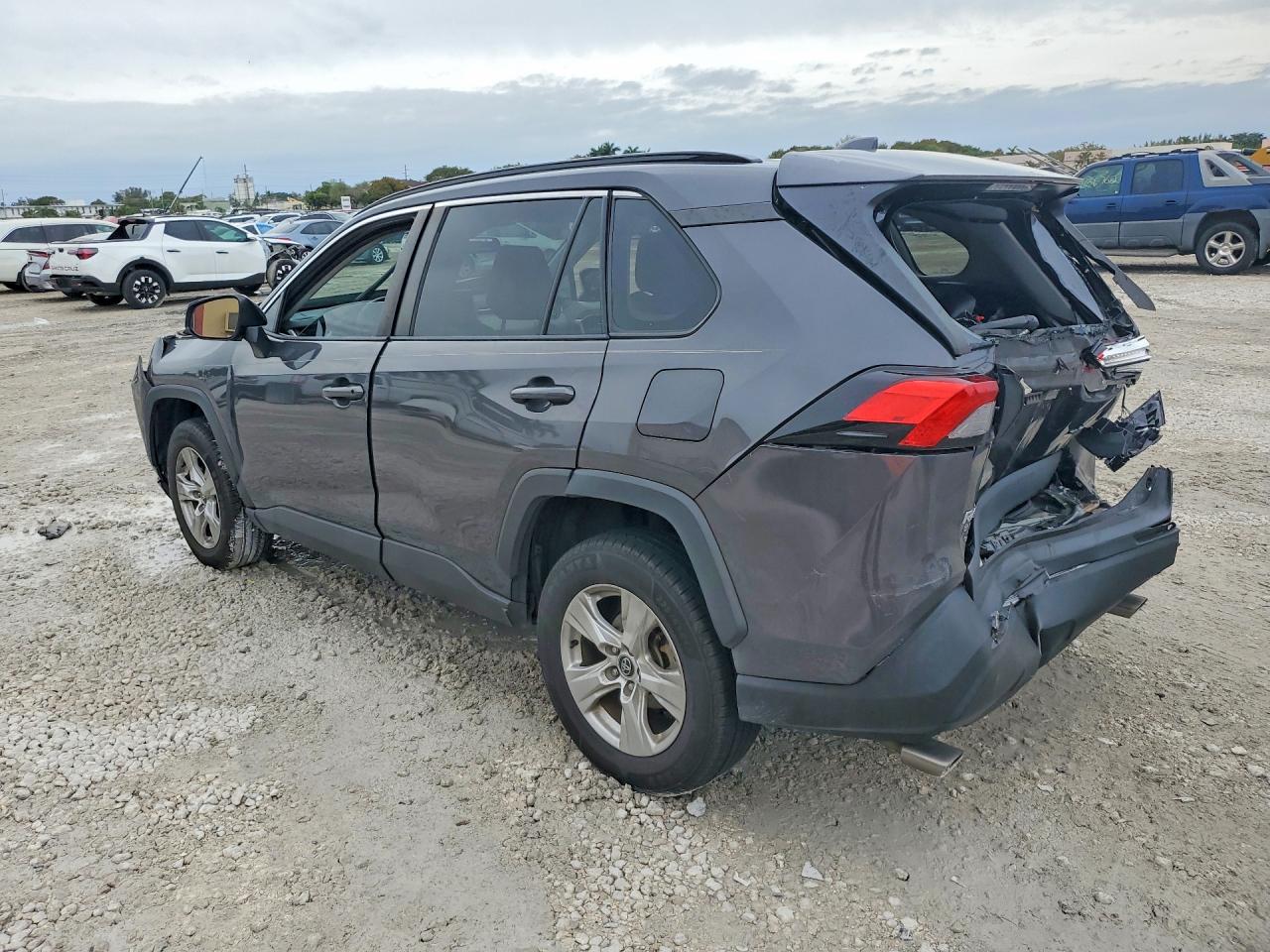 2021 TOYOTA RAV4 XLE photo 3