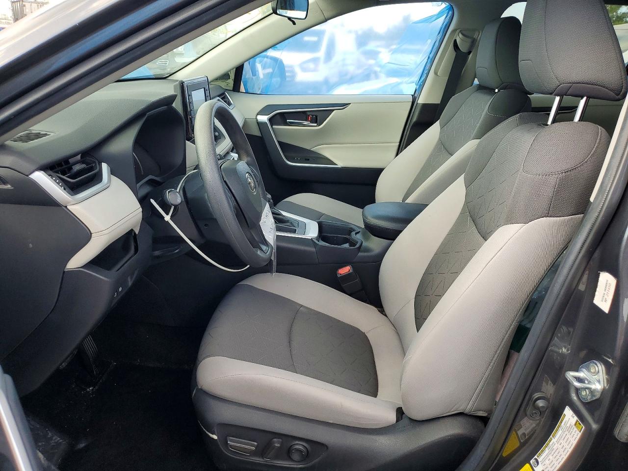 2021 TOYOTA RAV4 XLE photo 14