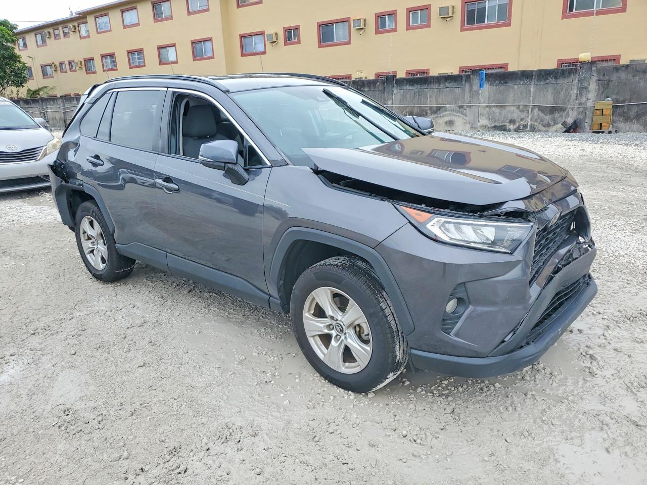 2021 TOYOTA RAV4 XLE photo 7