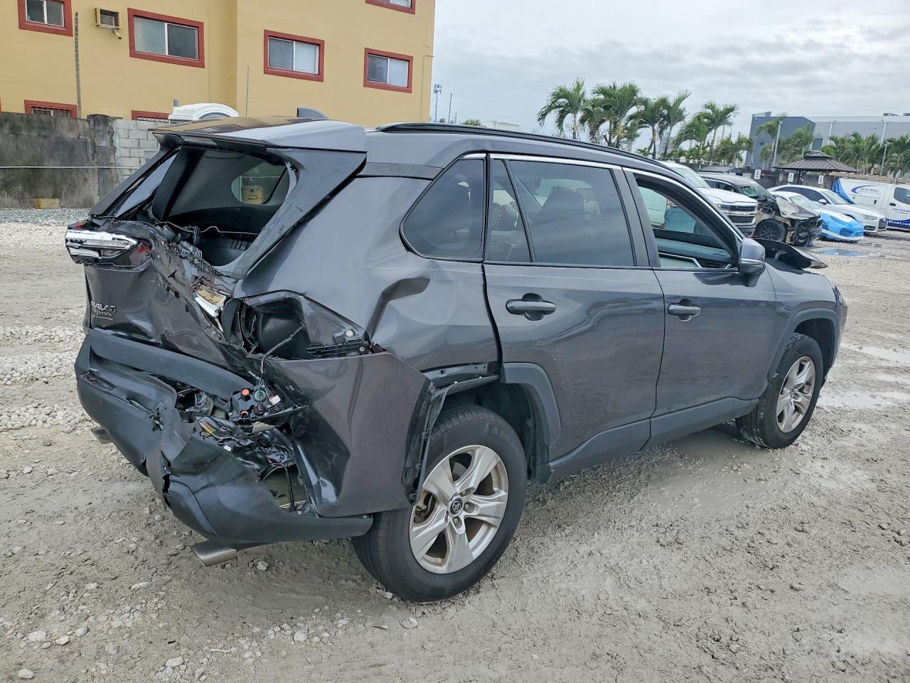 2021 TOYOTA RAV4 XLE photo 5