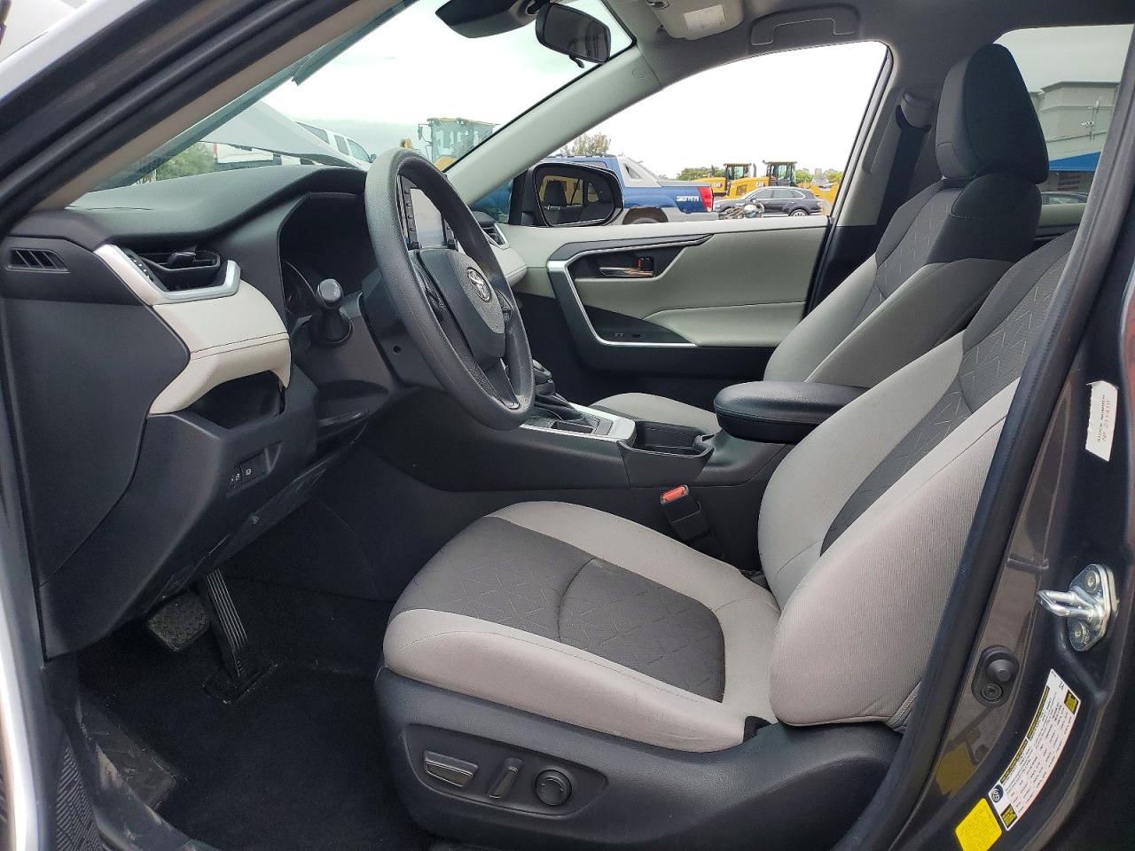 2021 TOYOTA RAV4 XLE photo 13