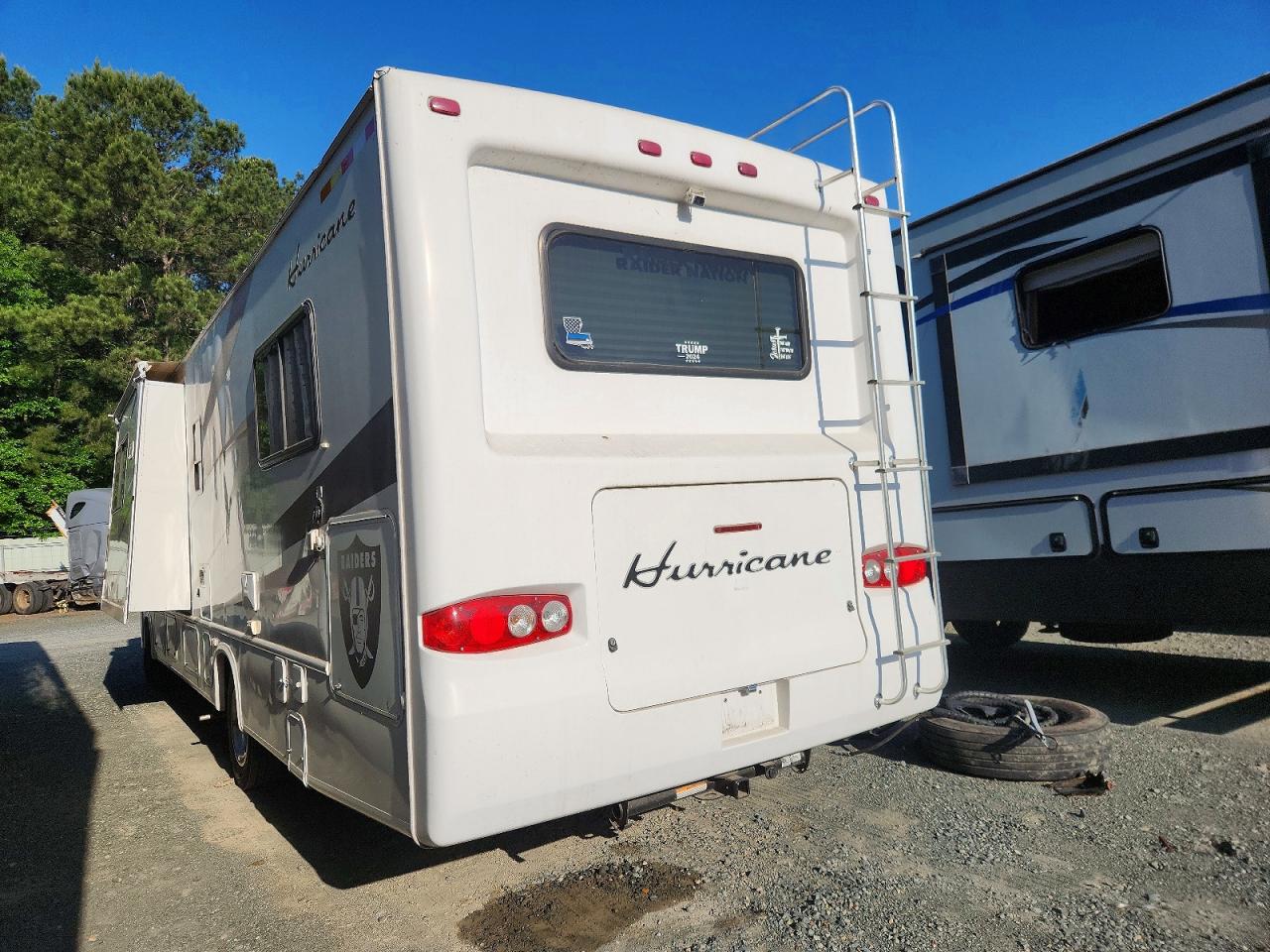 2007 FOUR WINDS HURRICANE RV photo 3