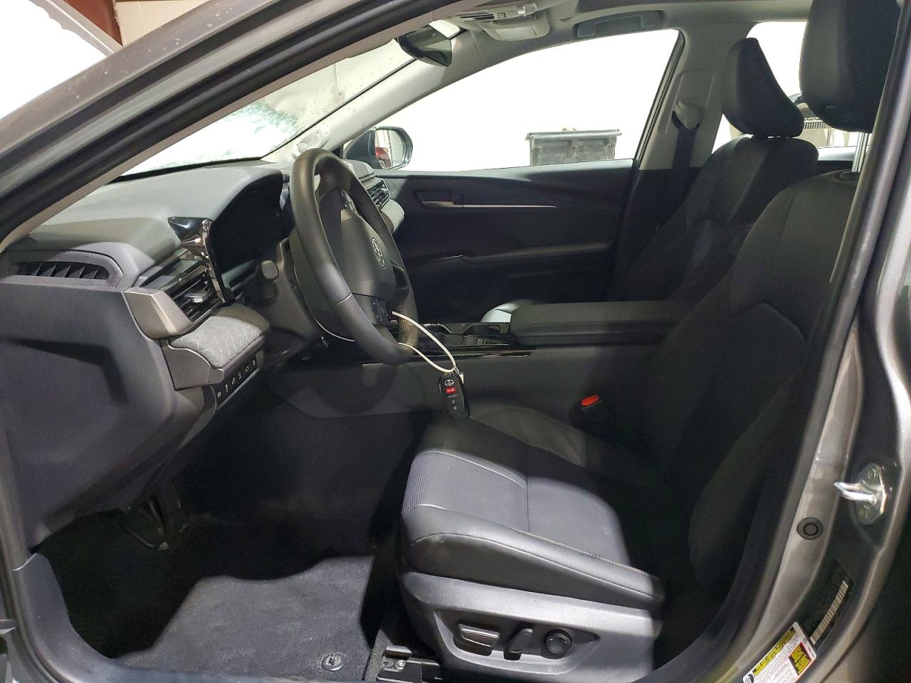 2025 TOYOTA CAMRY XLE photo 13