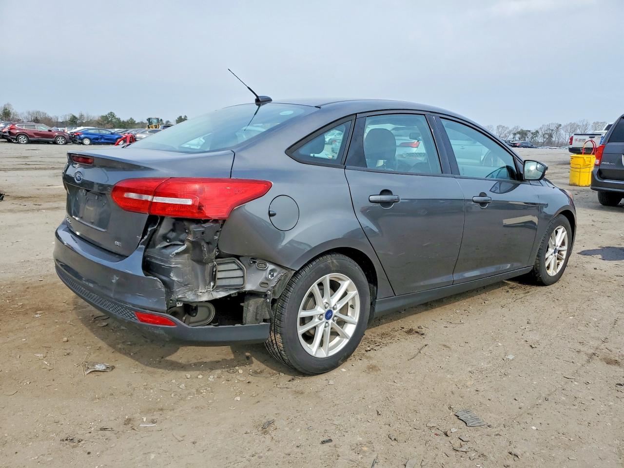 2015 FORD FOCUS SE photo 9