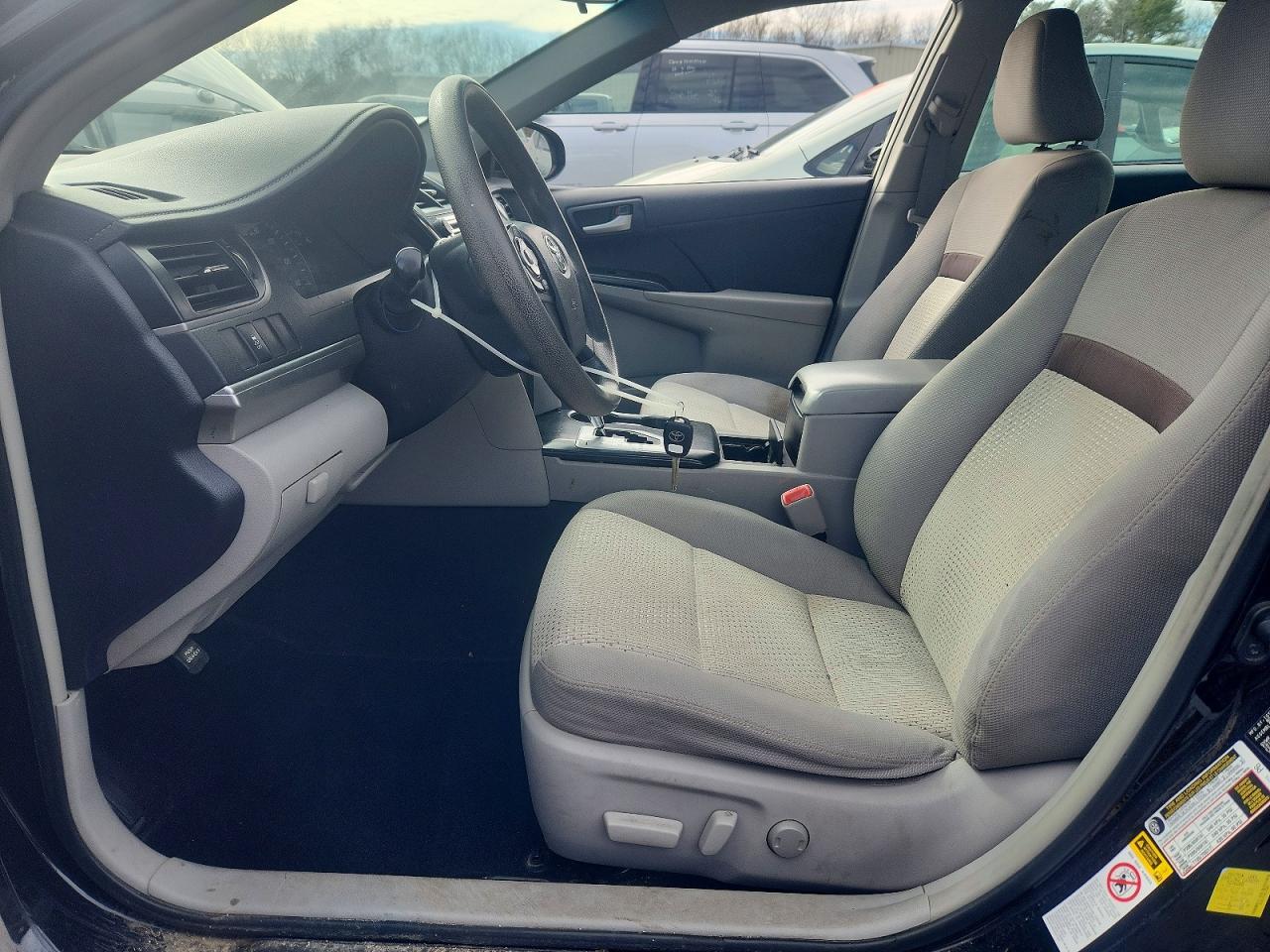 2014 TOYOTA CAMRY LE photo 13