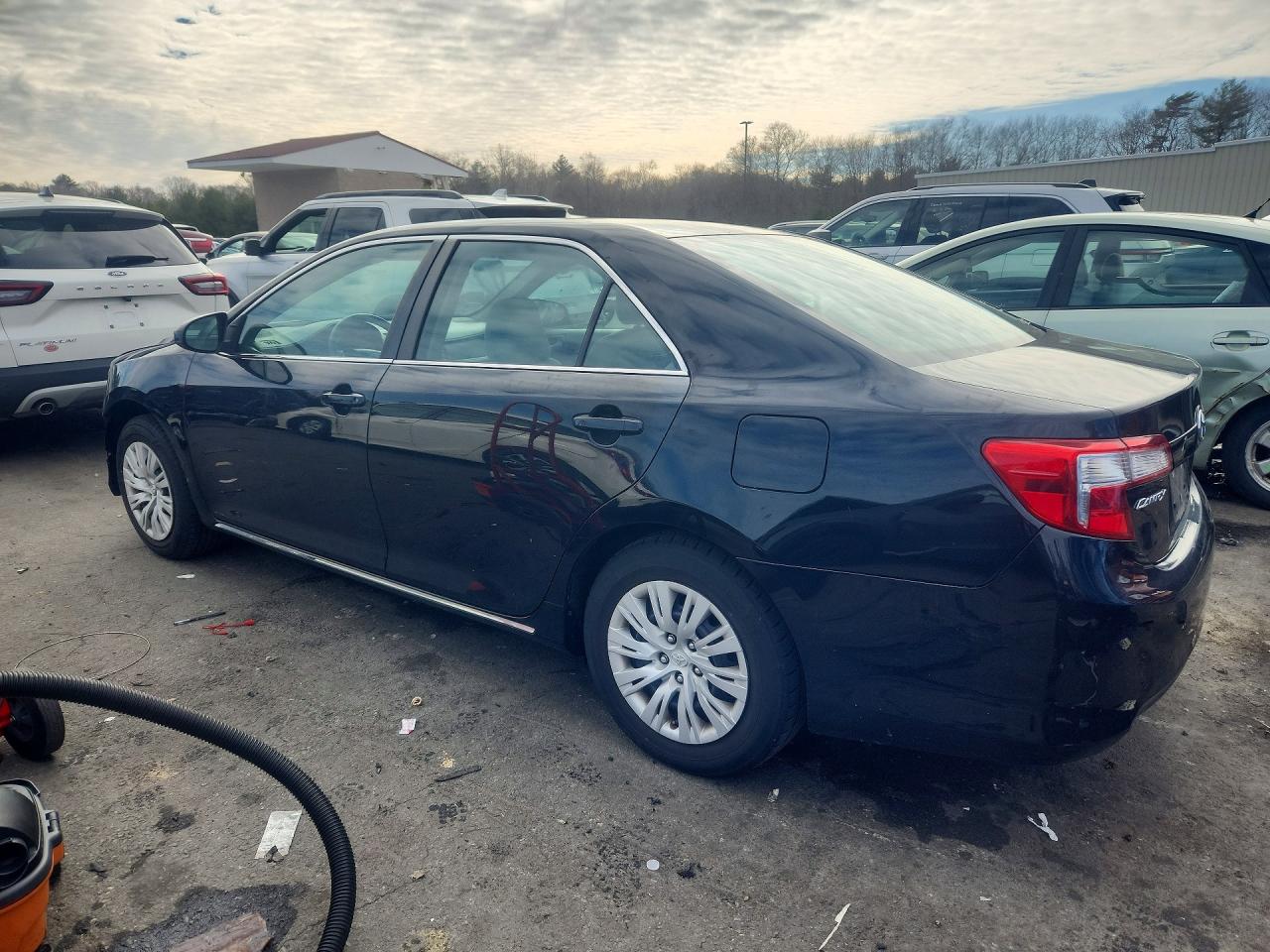 2014 TOYOTA CAMRY LE photo 3
