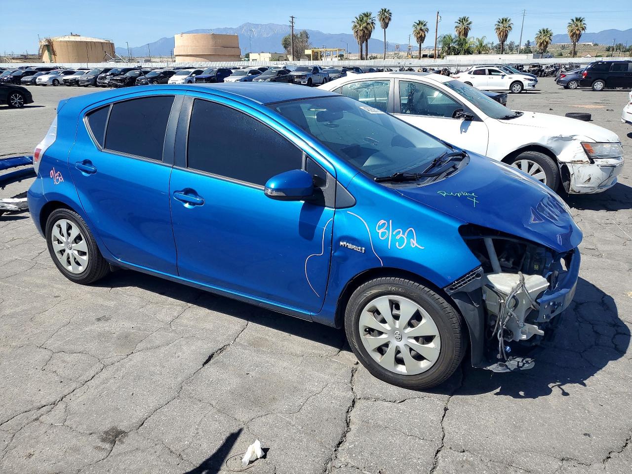 2013 TOYOTA PRIUS C TWO photo 4