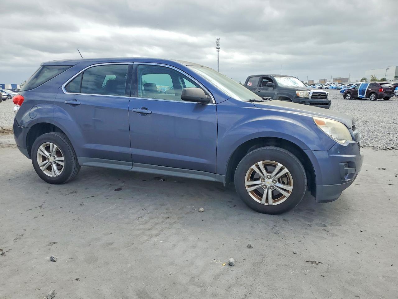 2013 CHEVROLET EQUINOX LS photo 4