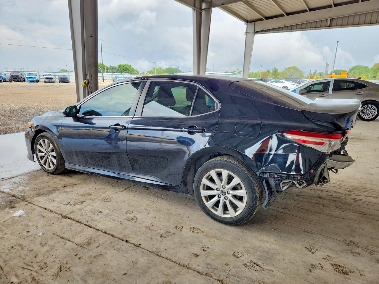 2018 TOYOTA CAMRY LE photo 3