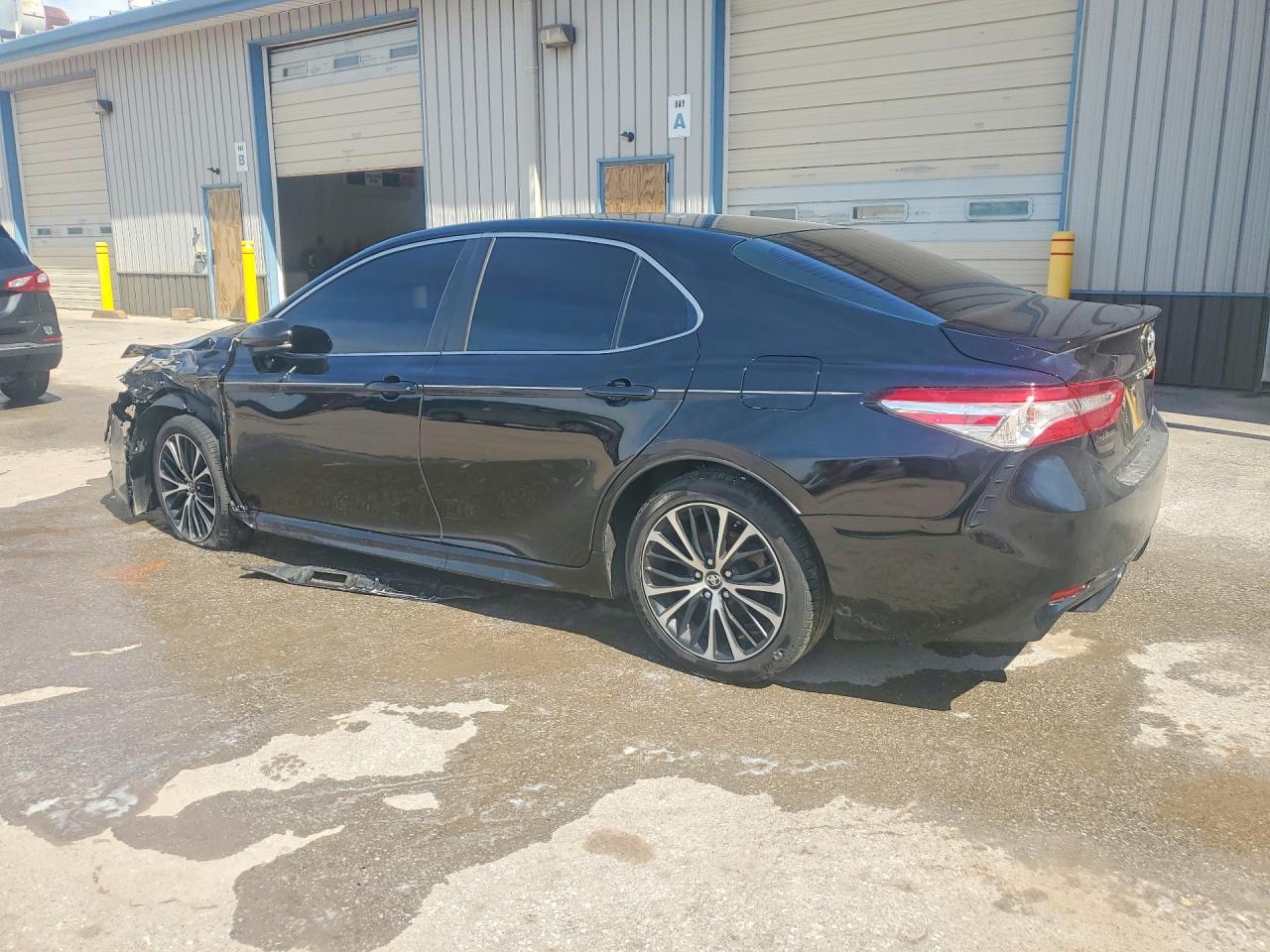 2018 TOYOTA CAMRY SE photo 4