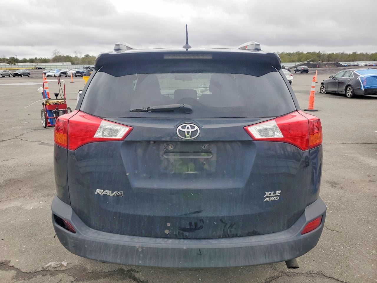 2014 TOYOTA RAV4 XLE photo 11