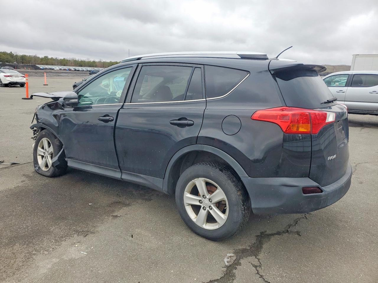 2014 TOYOTA RAV4 XLE photo 3