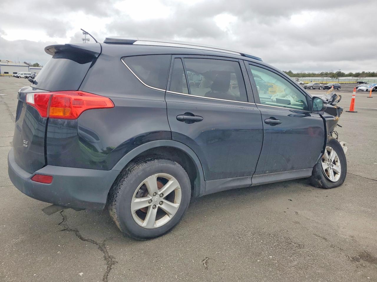 2014 TOYOTA RAV4 XLE photo 5