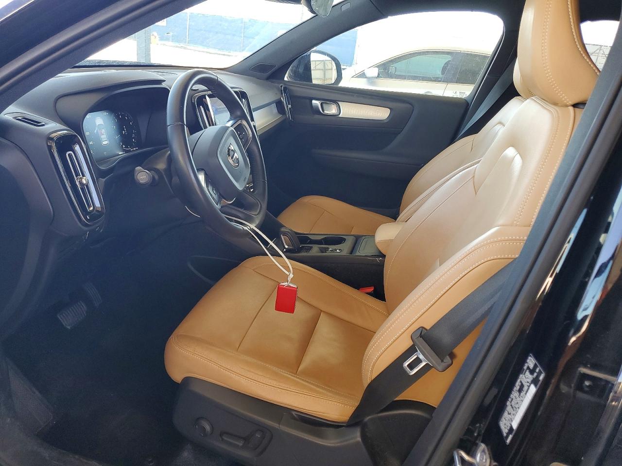 2020 VOLVO XC40 T4 MOMENTUM photo 13