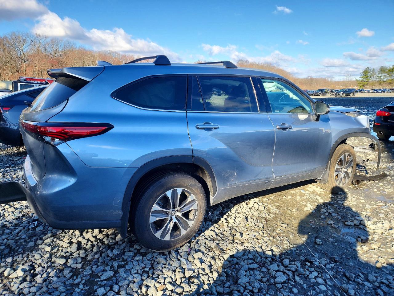 2022 TOYOTA HIGHLANDER XLE photo 3