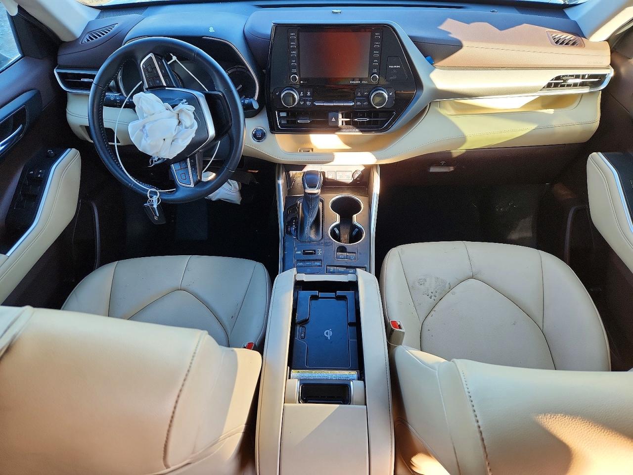 2022 TOYOTA HIGHLANDER XLE photo 8