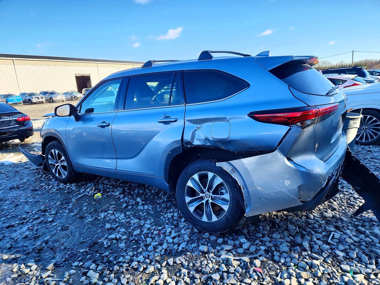2022 TOYOTA HIGHLANDER XLE photo 2