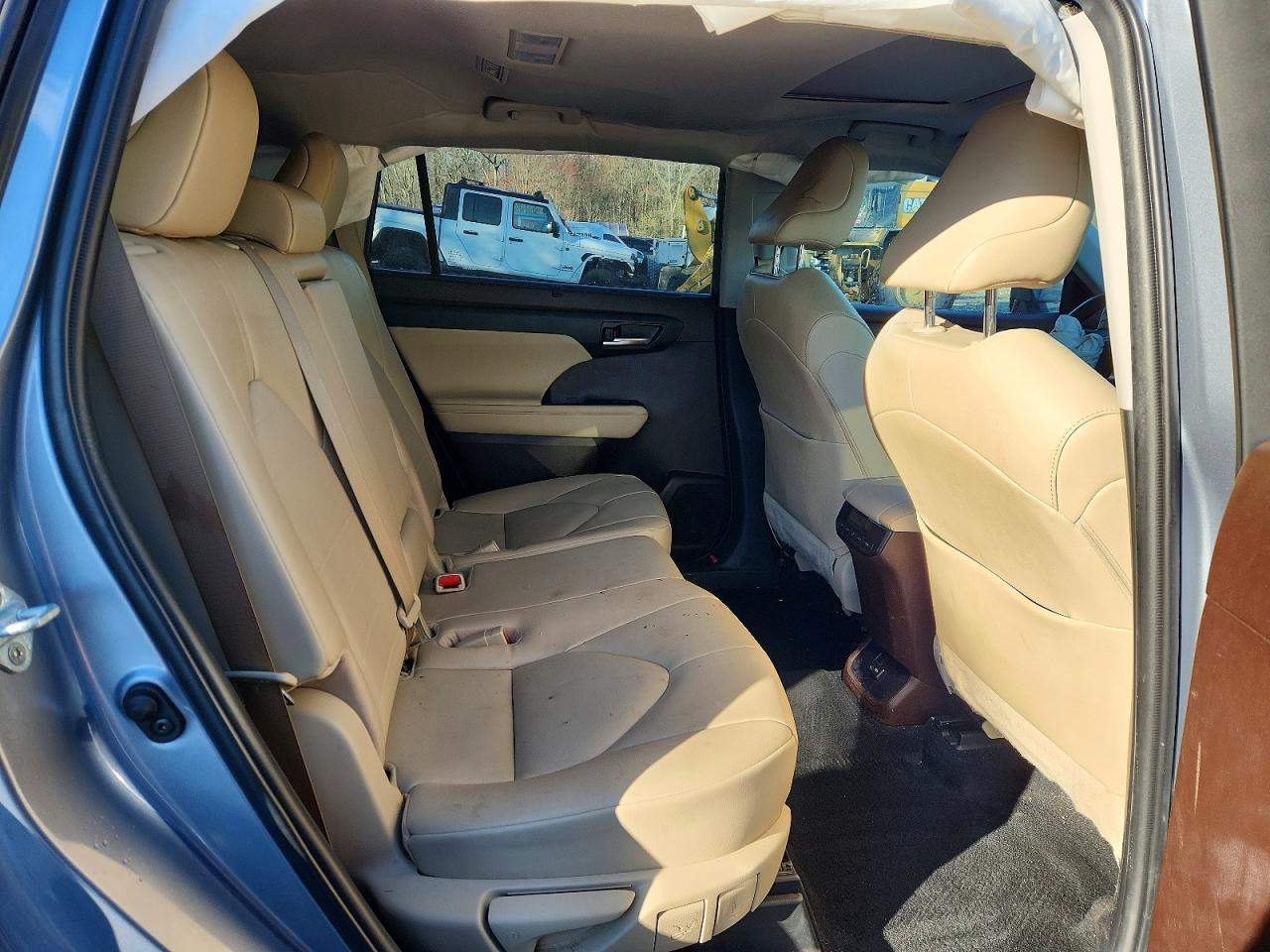 2022 TOYOTA HIGHLANDER XLE photo 11